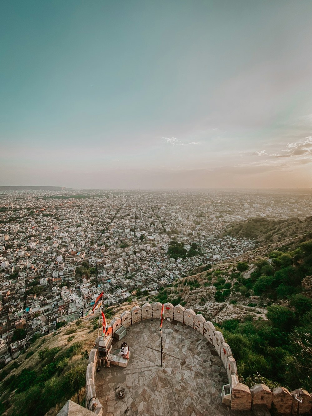 Fotografía de gran angular de edificios durante el día