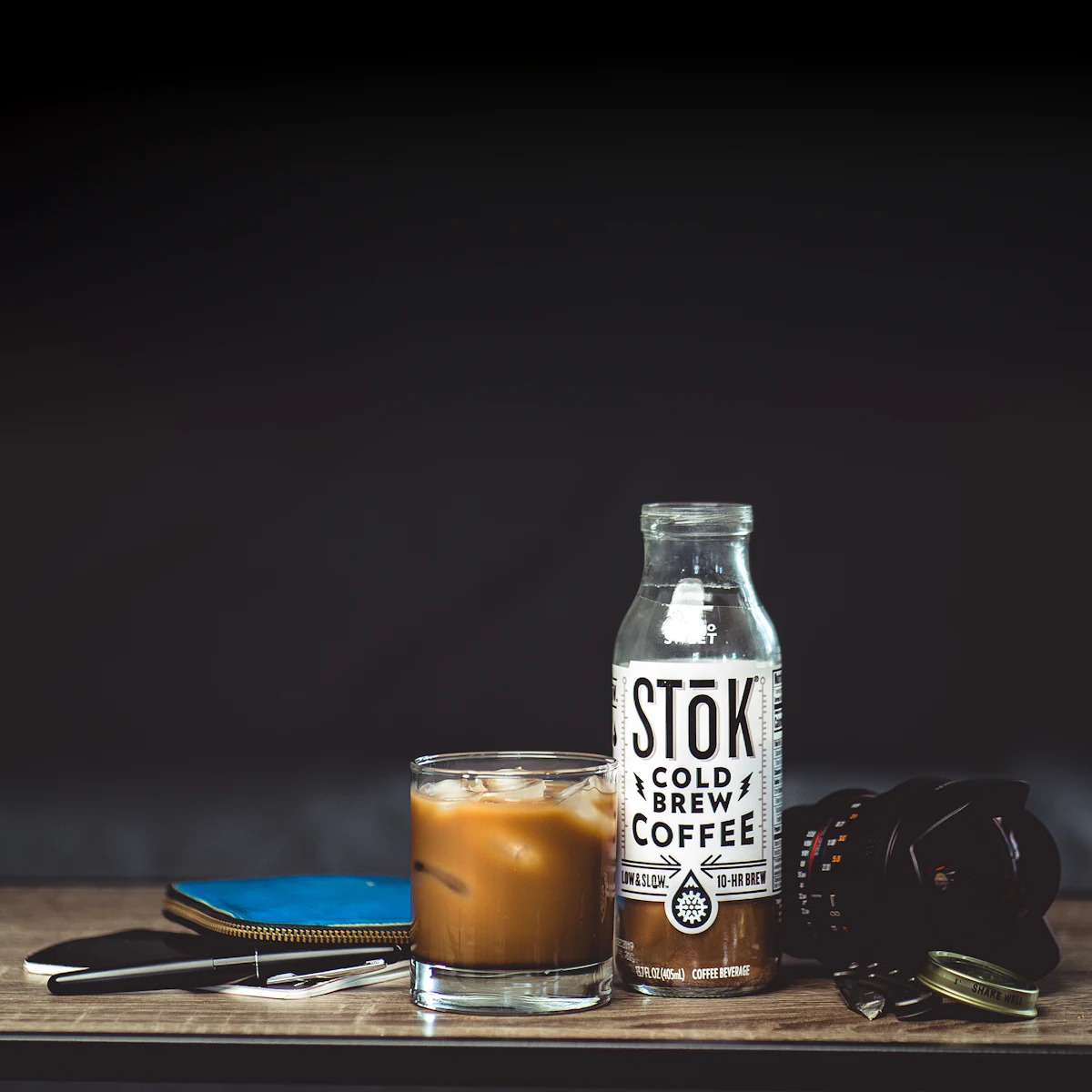 Botol kopi cold brew siap minum dengan es dalam gelas