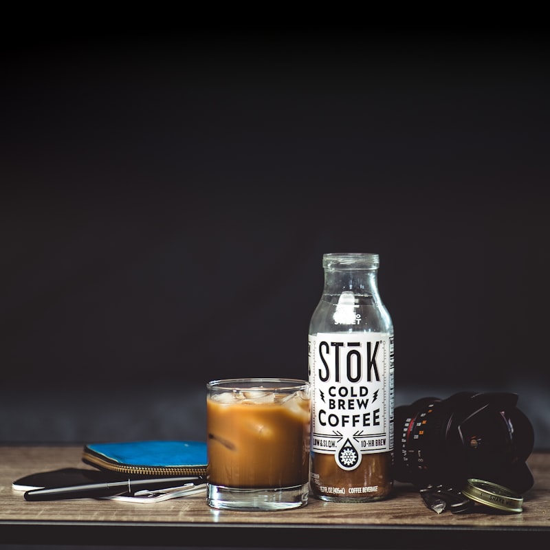 Botol kopi cold brew siap minum dengan es dalam gelas