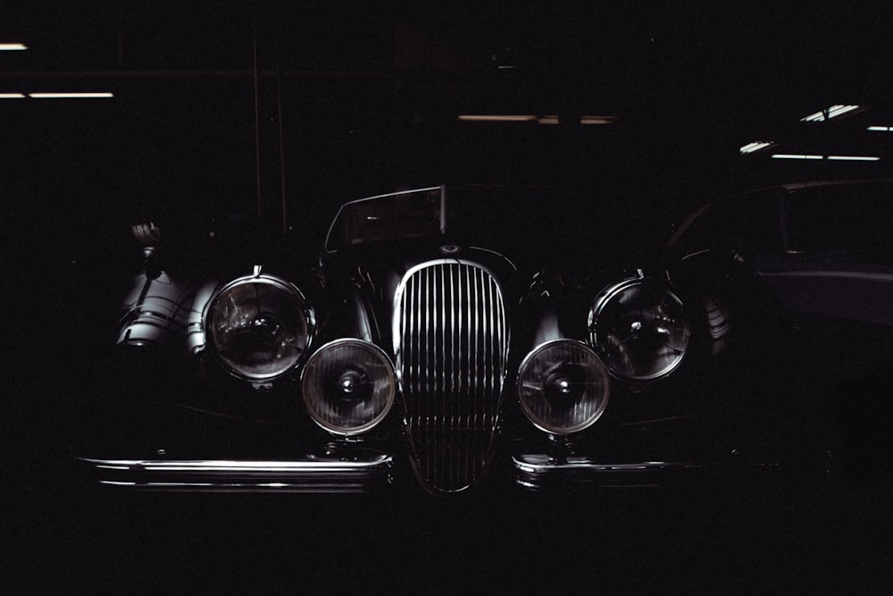 Foto en escala de grises de vehículos clásicos