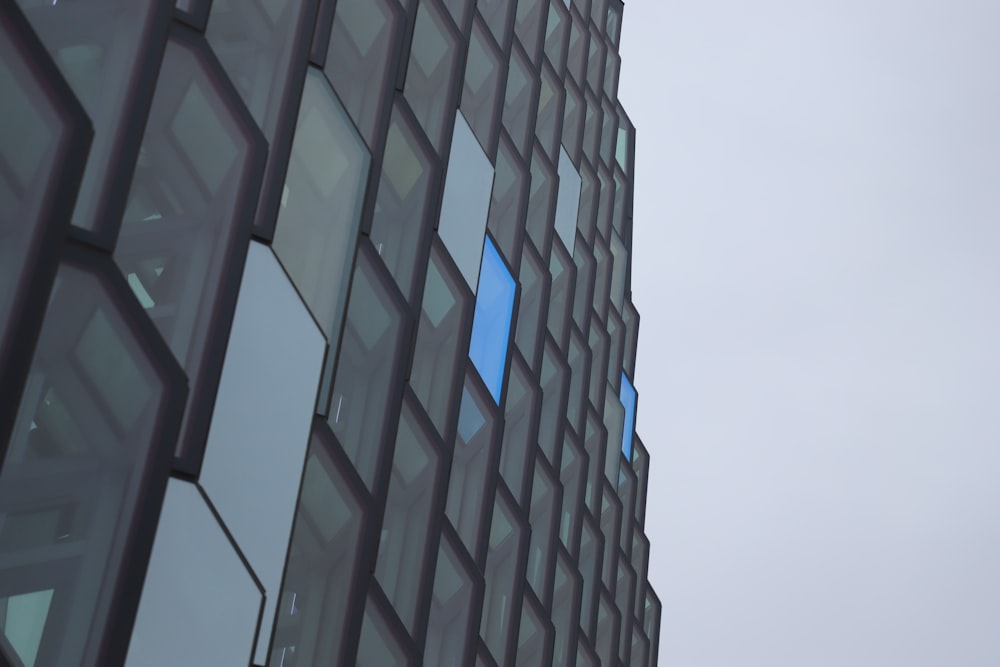 Vista de un edificio de vidrio de gran altura