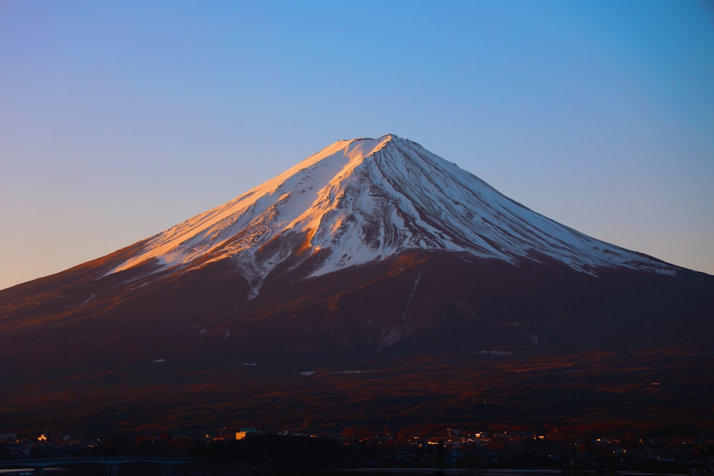 昼間の茶色と白の山