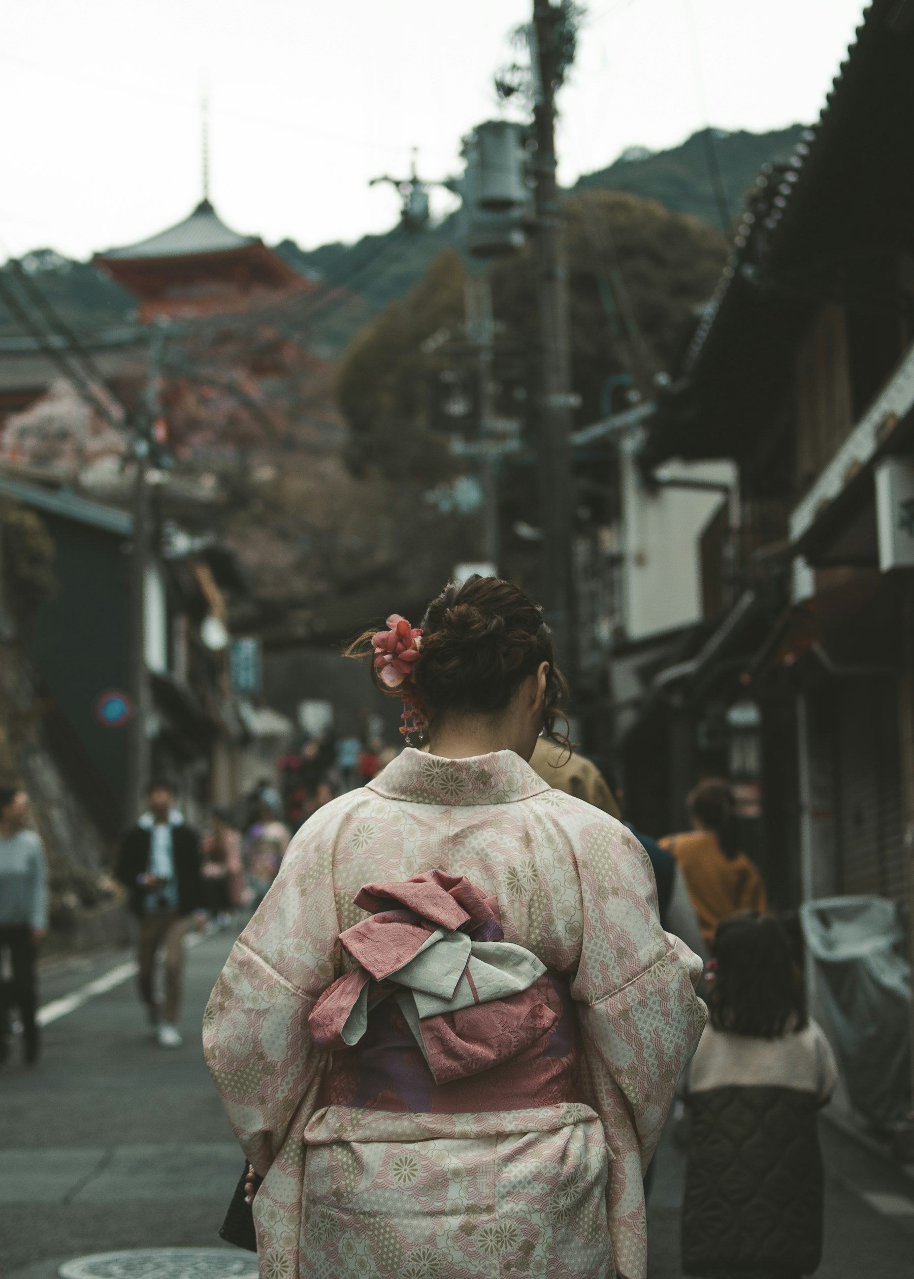 祇園の路地を歩く着物姿
