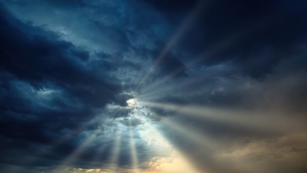 nubes grises durante el día