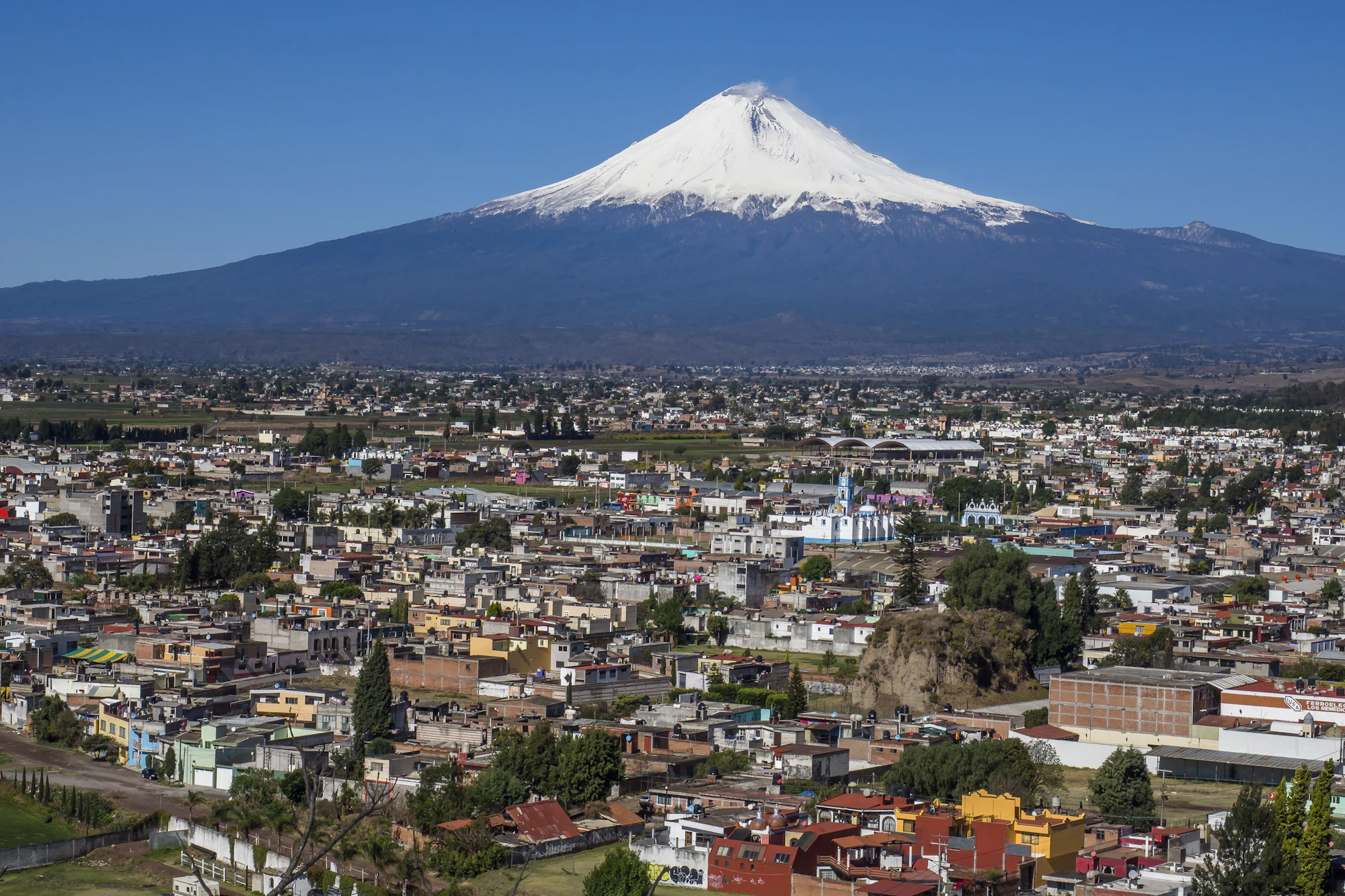 Puebla con el volcán Popocatépetl al fondo