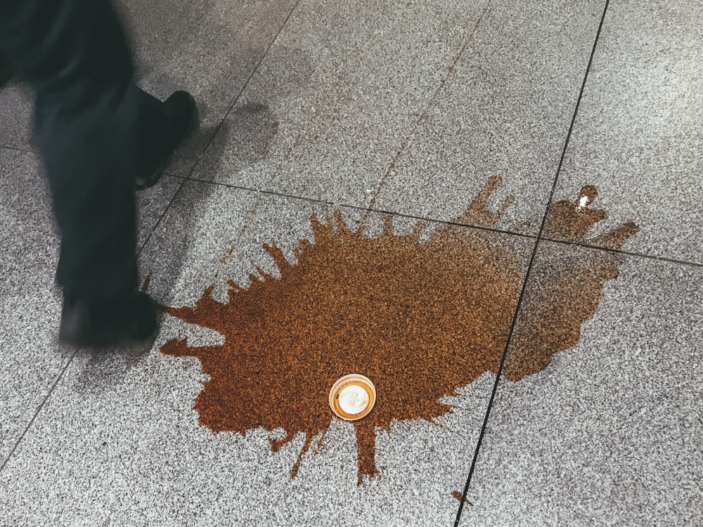 Kaffee, der auf dem Boden verschüttet wird