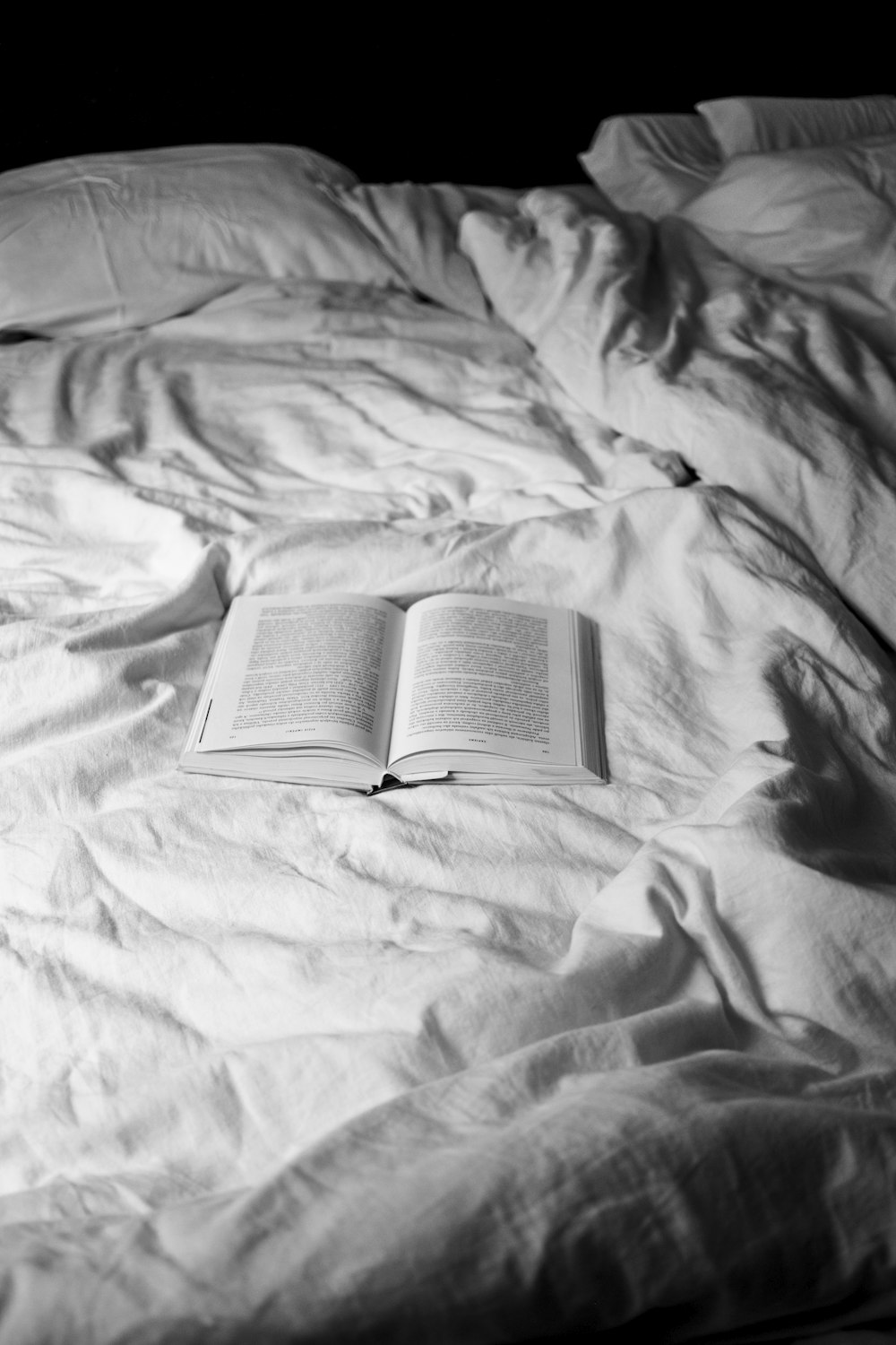Libro blanco abierto en la cama