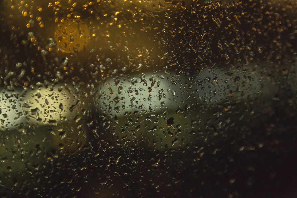 Gotas de lluvia en la ventana de un automóvil