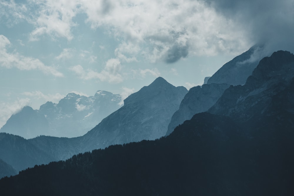 Des montagnes sous un ciel blanc