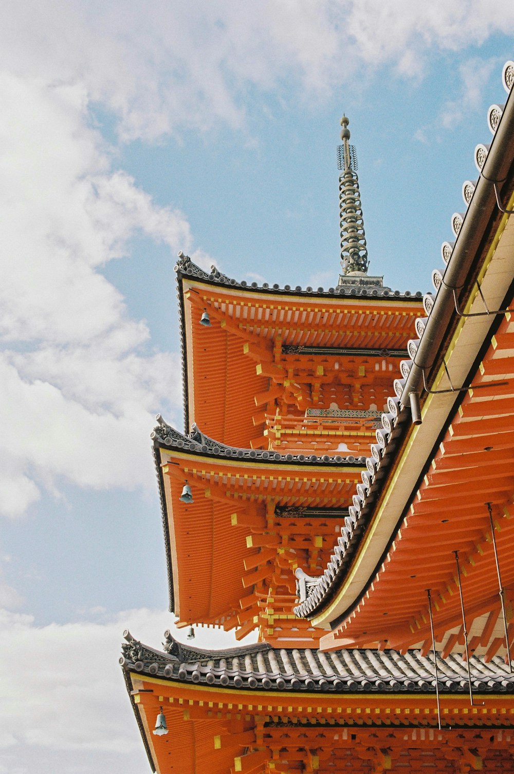 주황색과 회색 목조 탑 사원