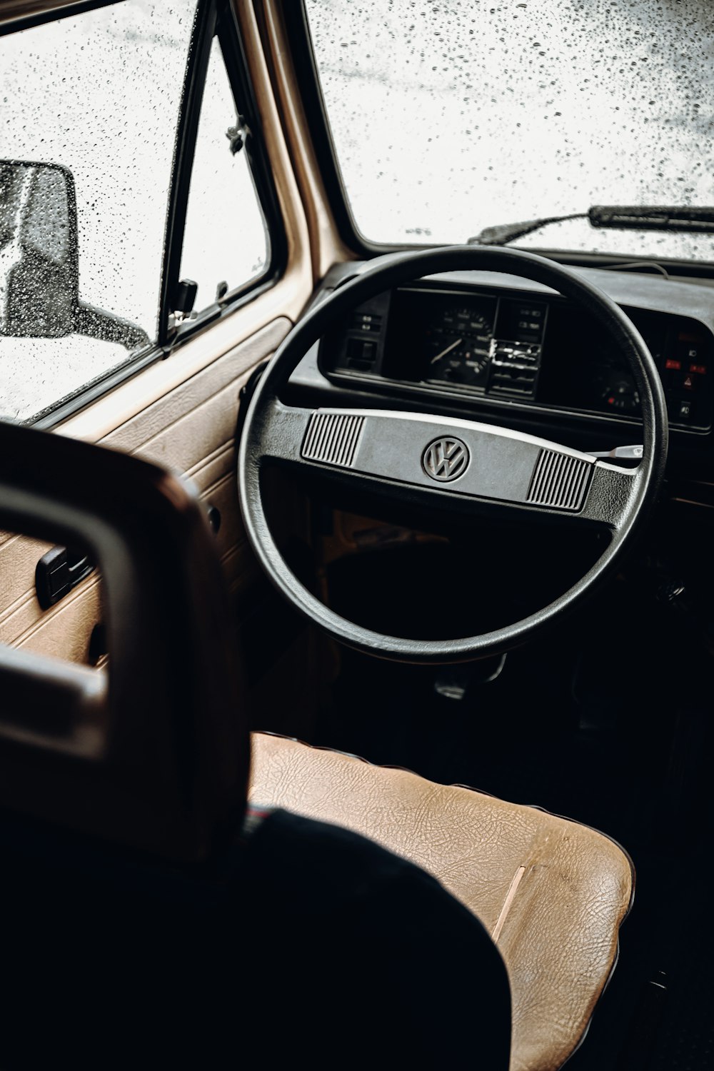 shallow focus photo of black Volkswagen steering wheelk