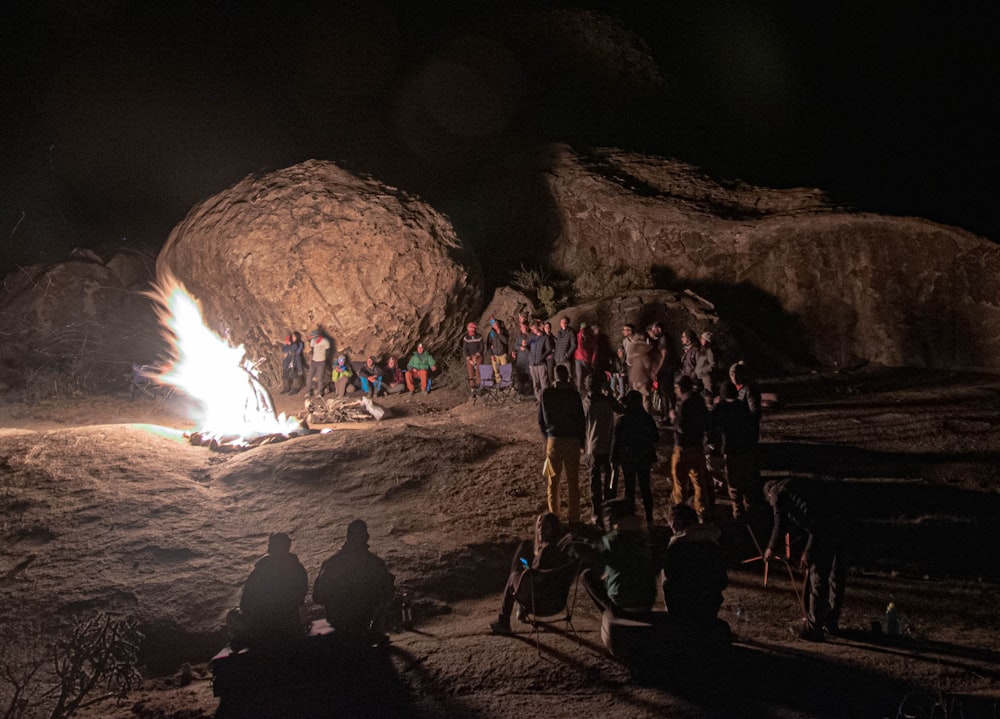 Personas cerca de la hoguera durante la noche