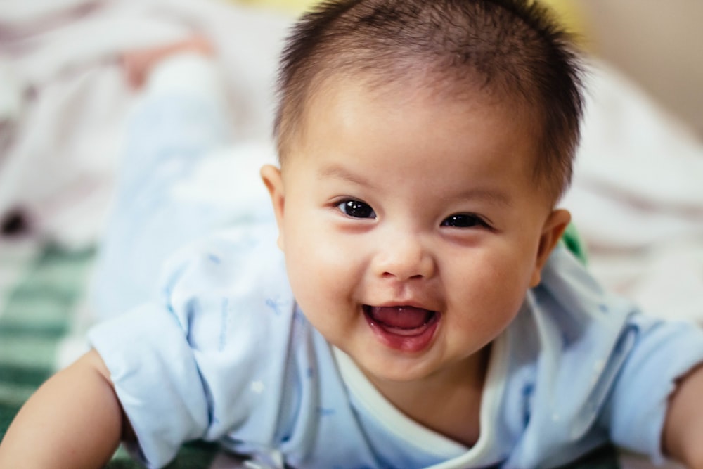 bambino sorridente e sdraiato in avanti