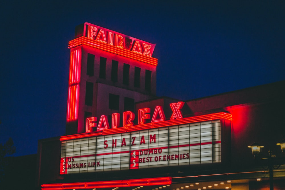 夜のShazamを表示するフェアファックス映画館