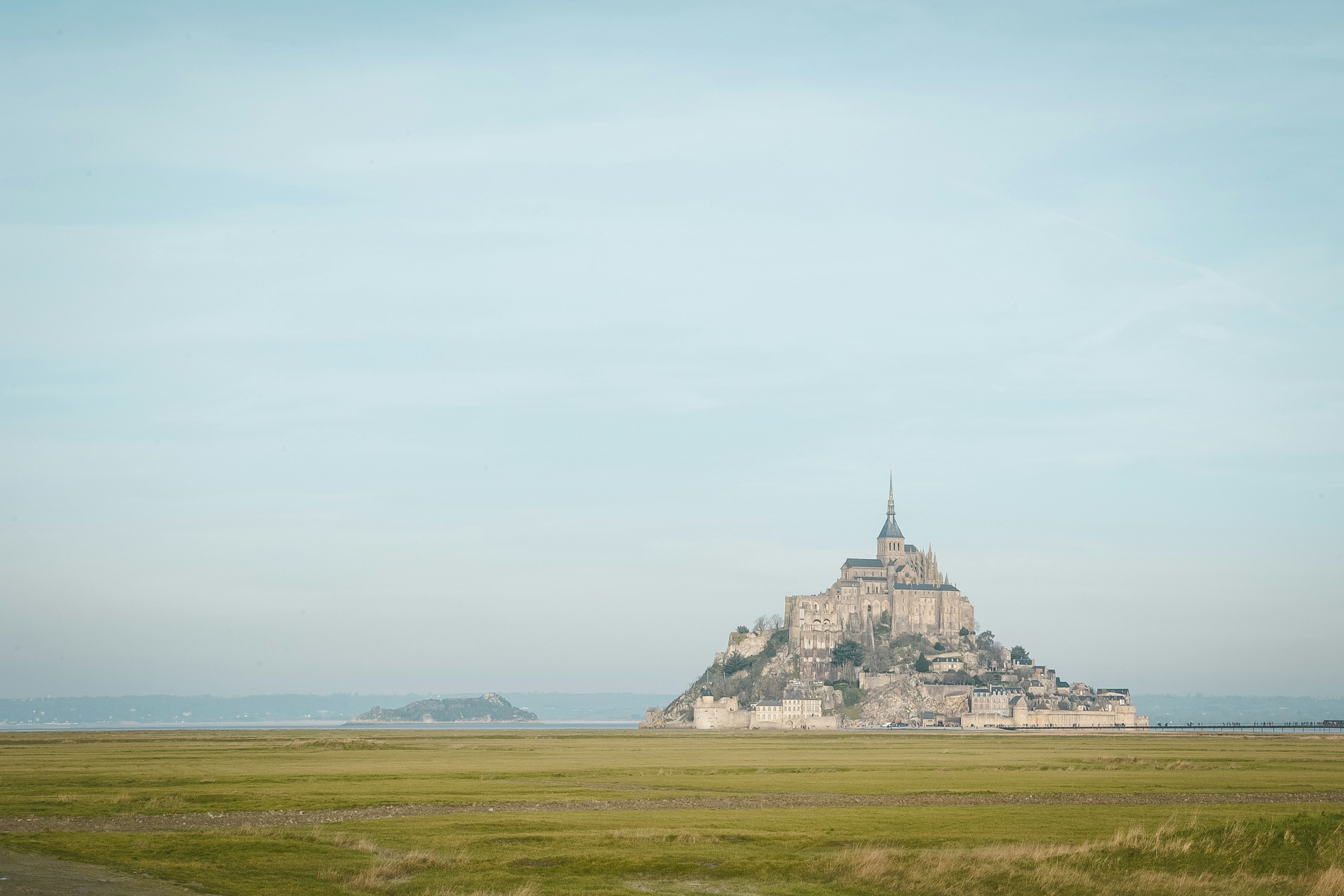 青と白の空の下 フランスのモン サン ミッシェルの写真 Unsplashで見つけるモンサンミッシェルの無料写真