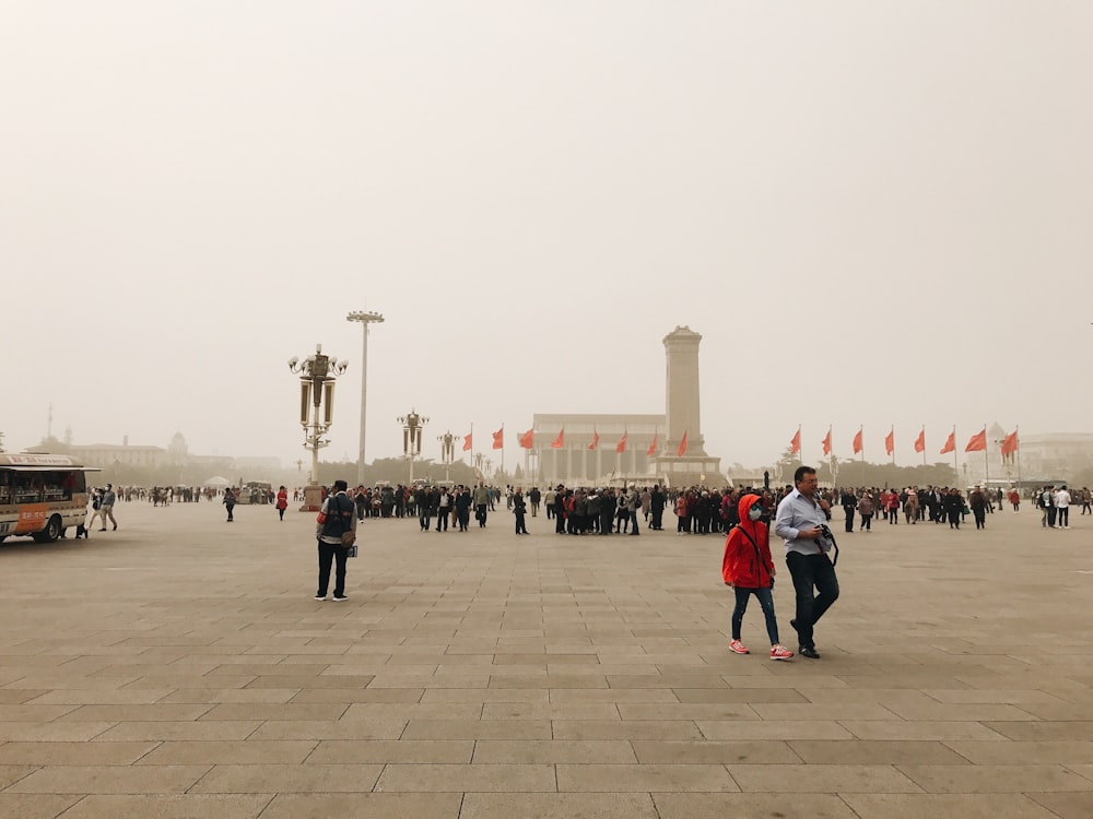 un groupe de personnes debout dans une cour