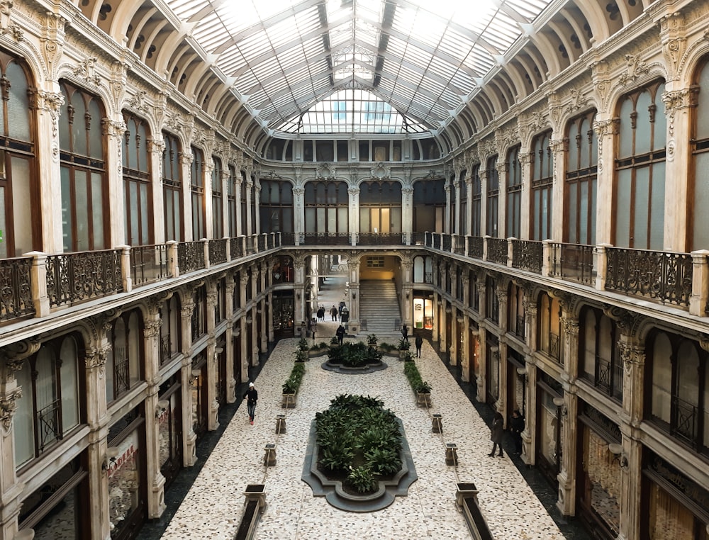 poche persone che camminano all'interno della Galleria Subalpina nella città di Torino