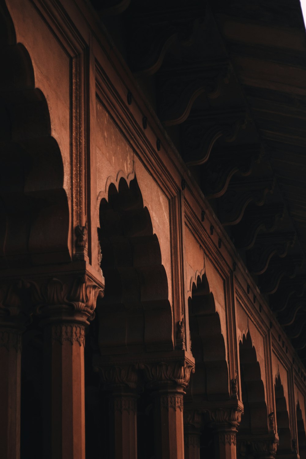 갈색 기둥의 건축 사진