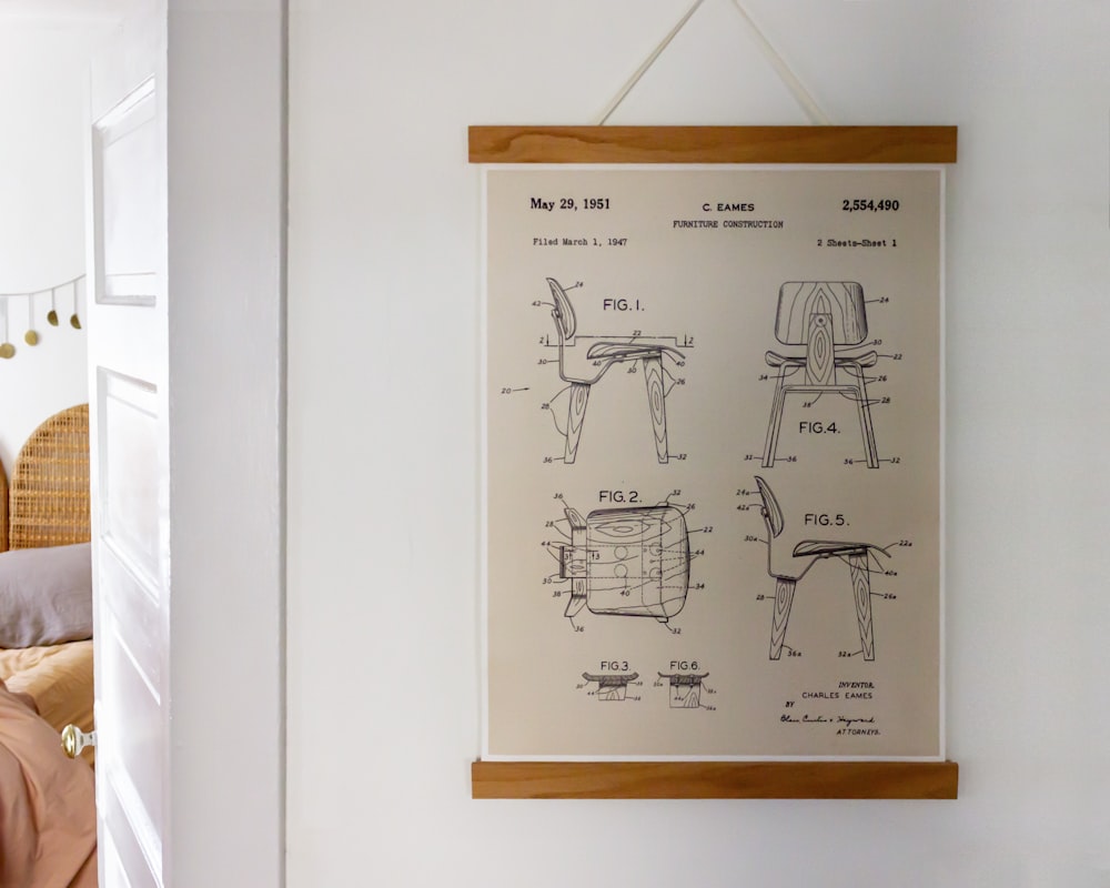 Tableau des pièces de chaise accroché au mur