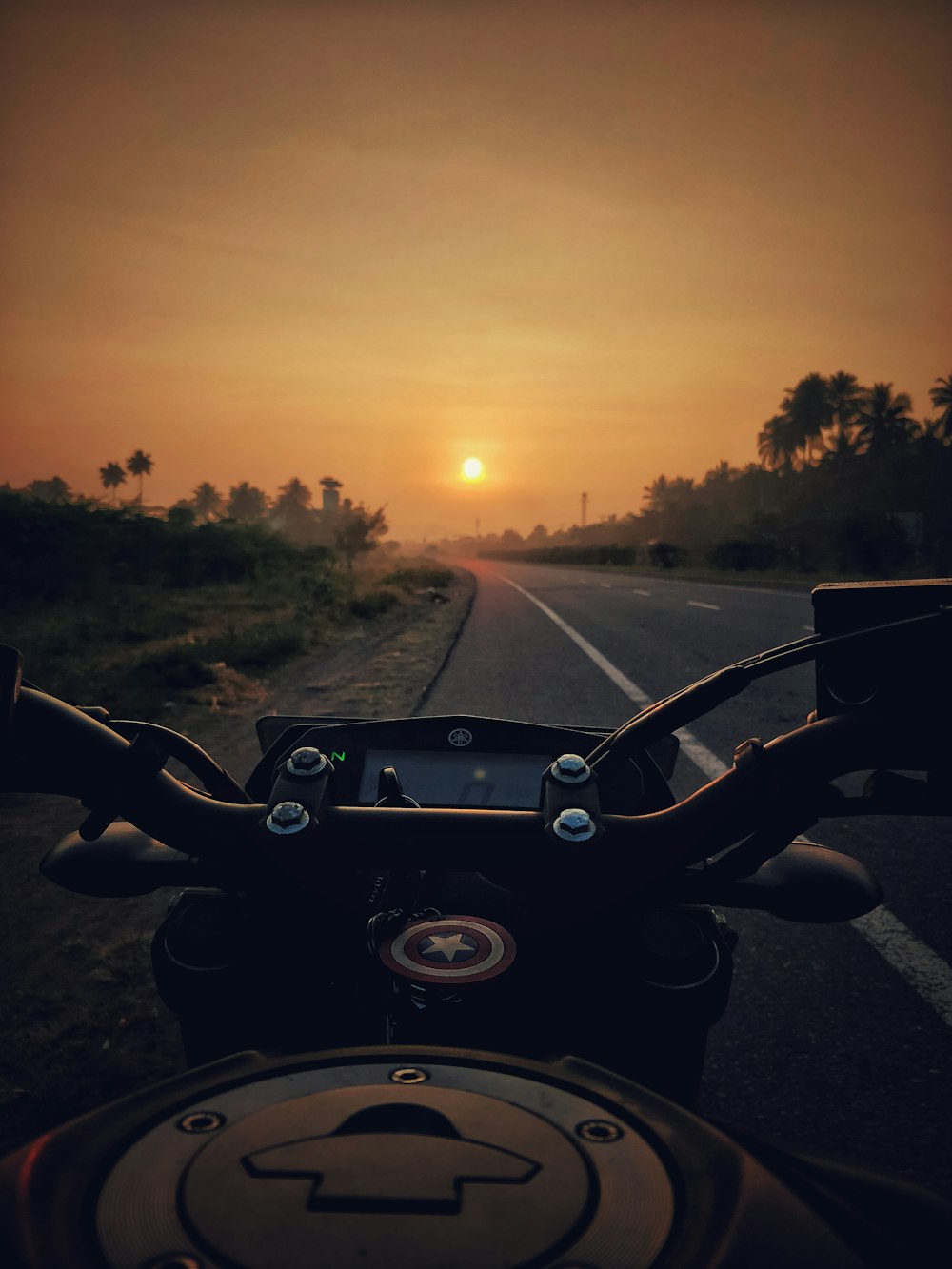 une moto est garée sur le bord de la route