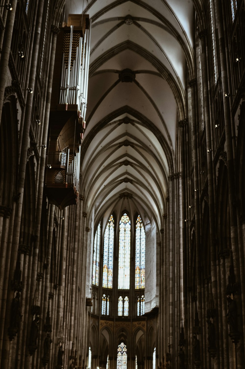 l’intérieur d’une grande cathédrale avec de hauts plafonds