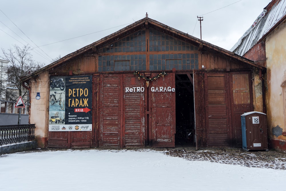 Casa de madera roja y marrón durante el día