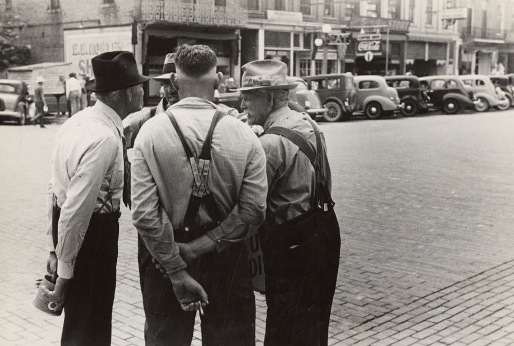 Un gruppo di uomini in piedi uno accanto all'altro su una strada