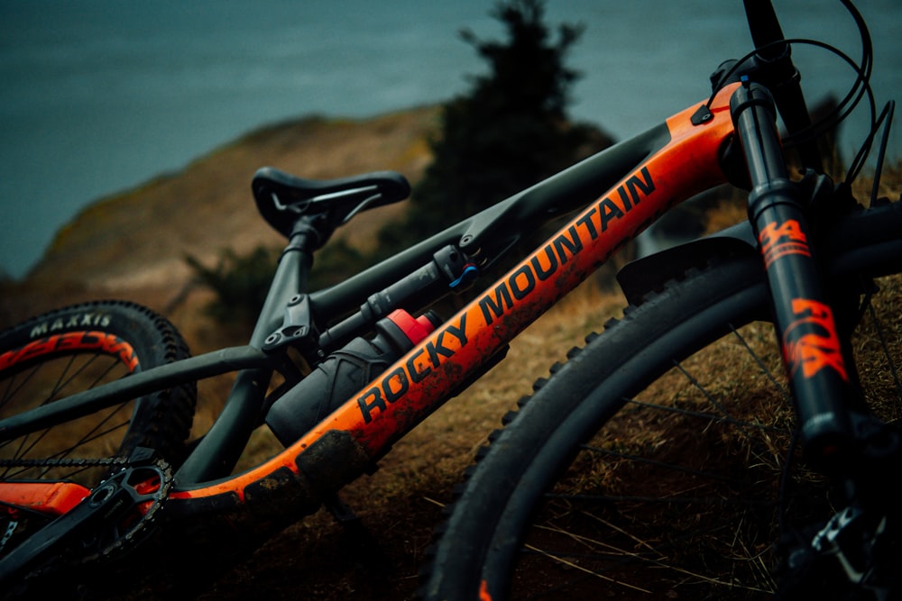 bicicleta hardtail preta e vermelha das Montanhas Rochosas durante o dia