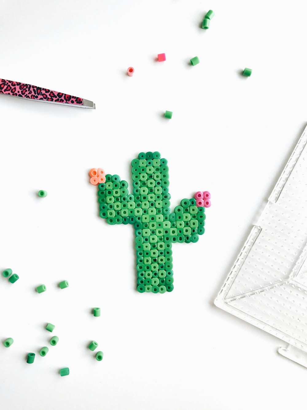 Décor de perles de cactus sur surface blanche