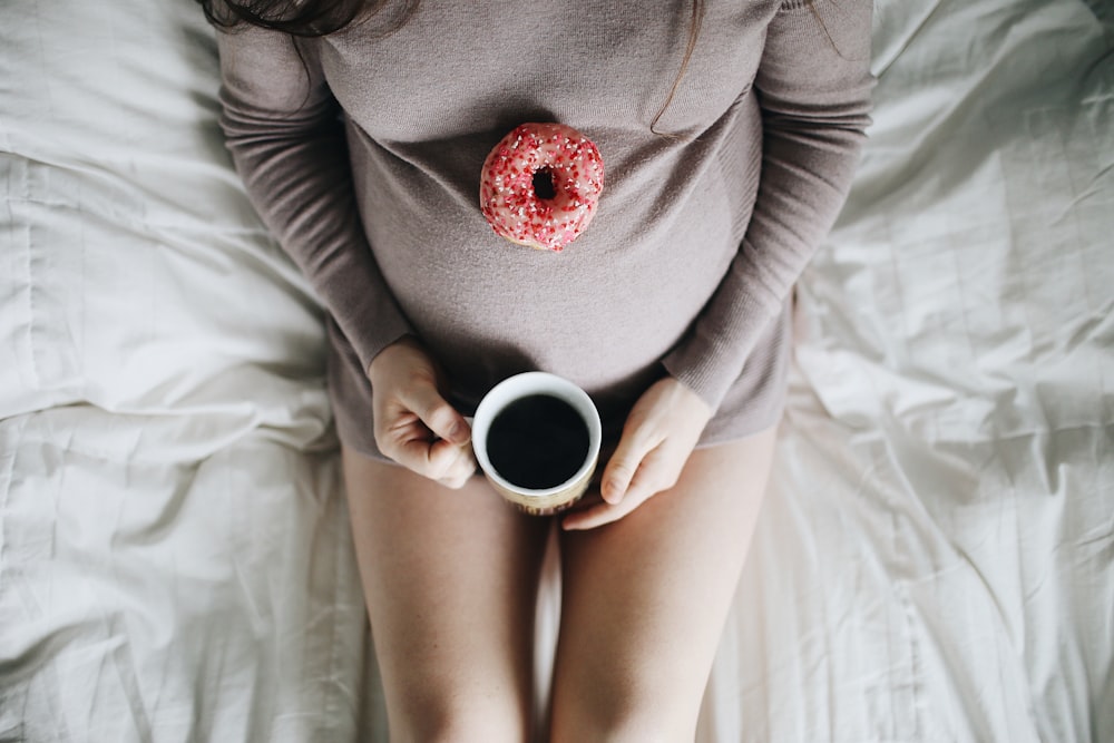 femme tenant une tasse de café