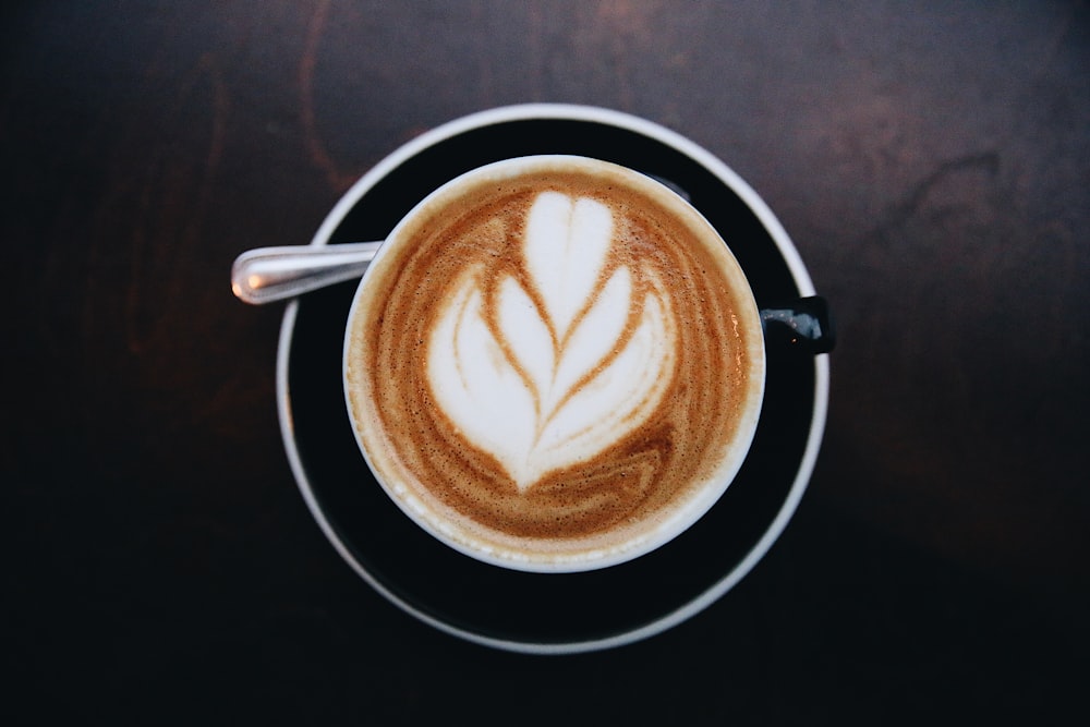 xícara de café na superfície cinza
