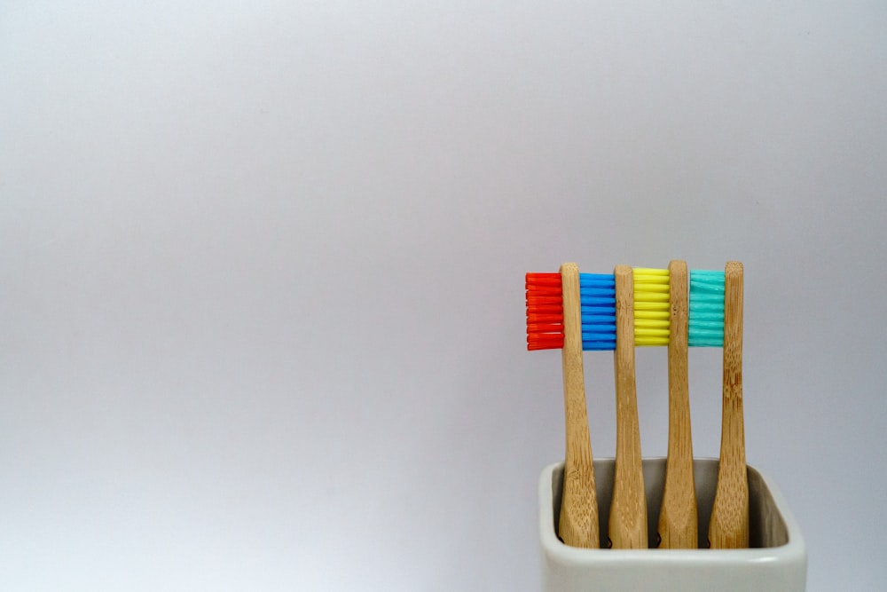 Cuatro cepillos de dientes de colores variados