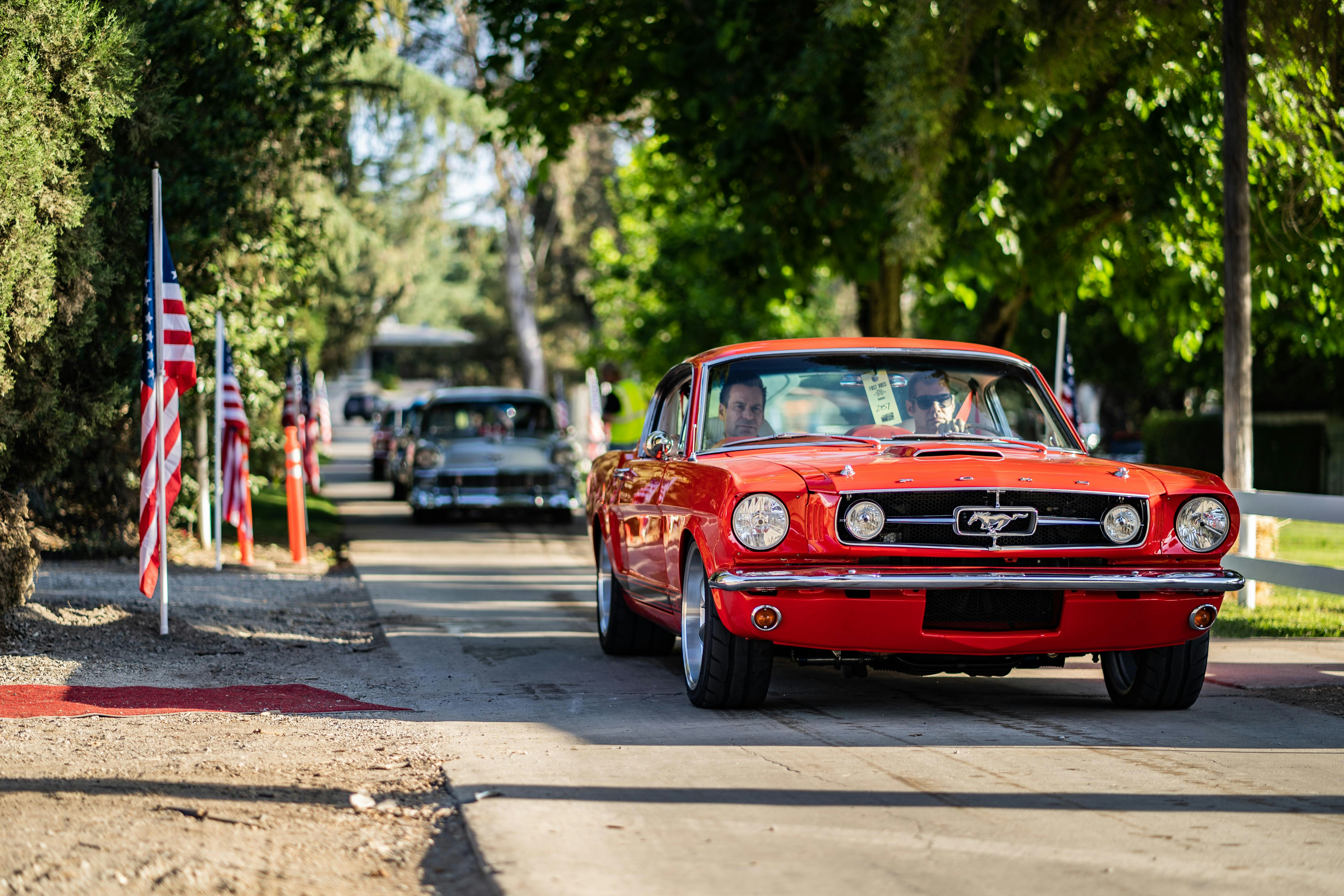 道路上の赤いマッスルカー