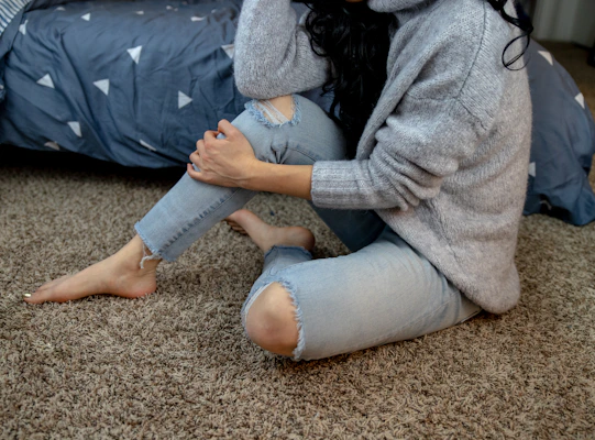 Mujer sentada sobre alfombra después del lavado de alfombras en Huixquilucan
