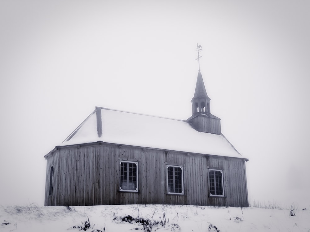 Foto en escala de grises de la iglesia