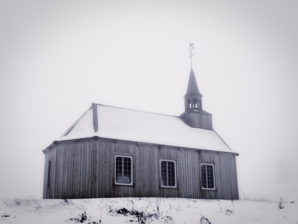 Photo en niveaux de gris de l’église