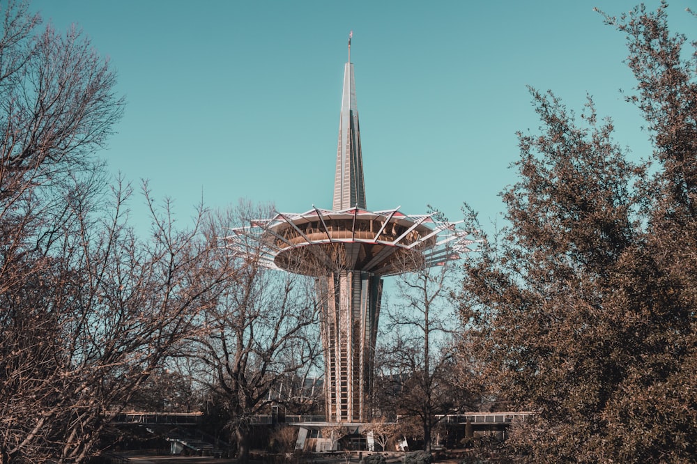 Fotografía de la torre de comunicación durante el día