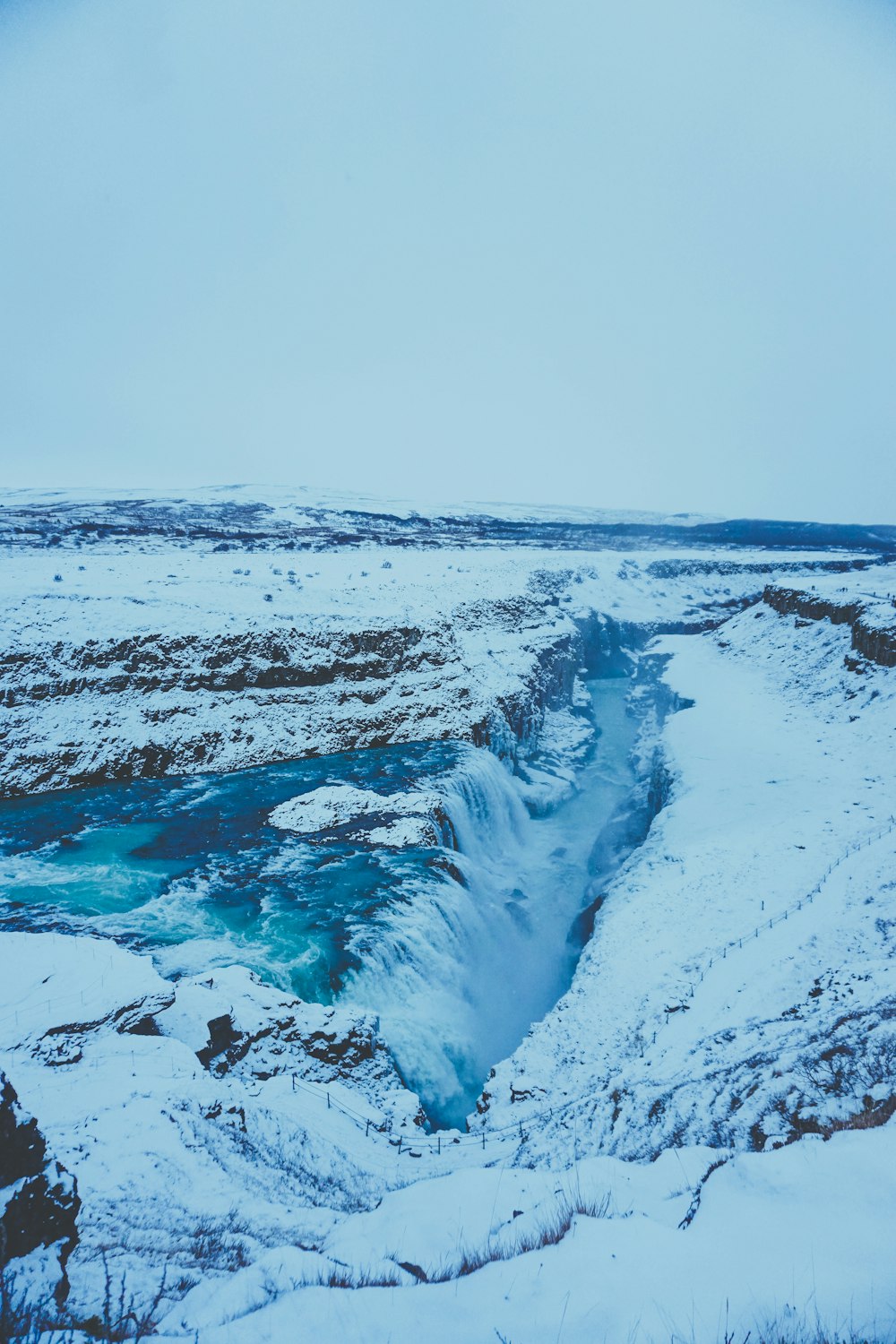 Weißer Schnee und Wasserfälle