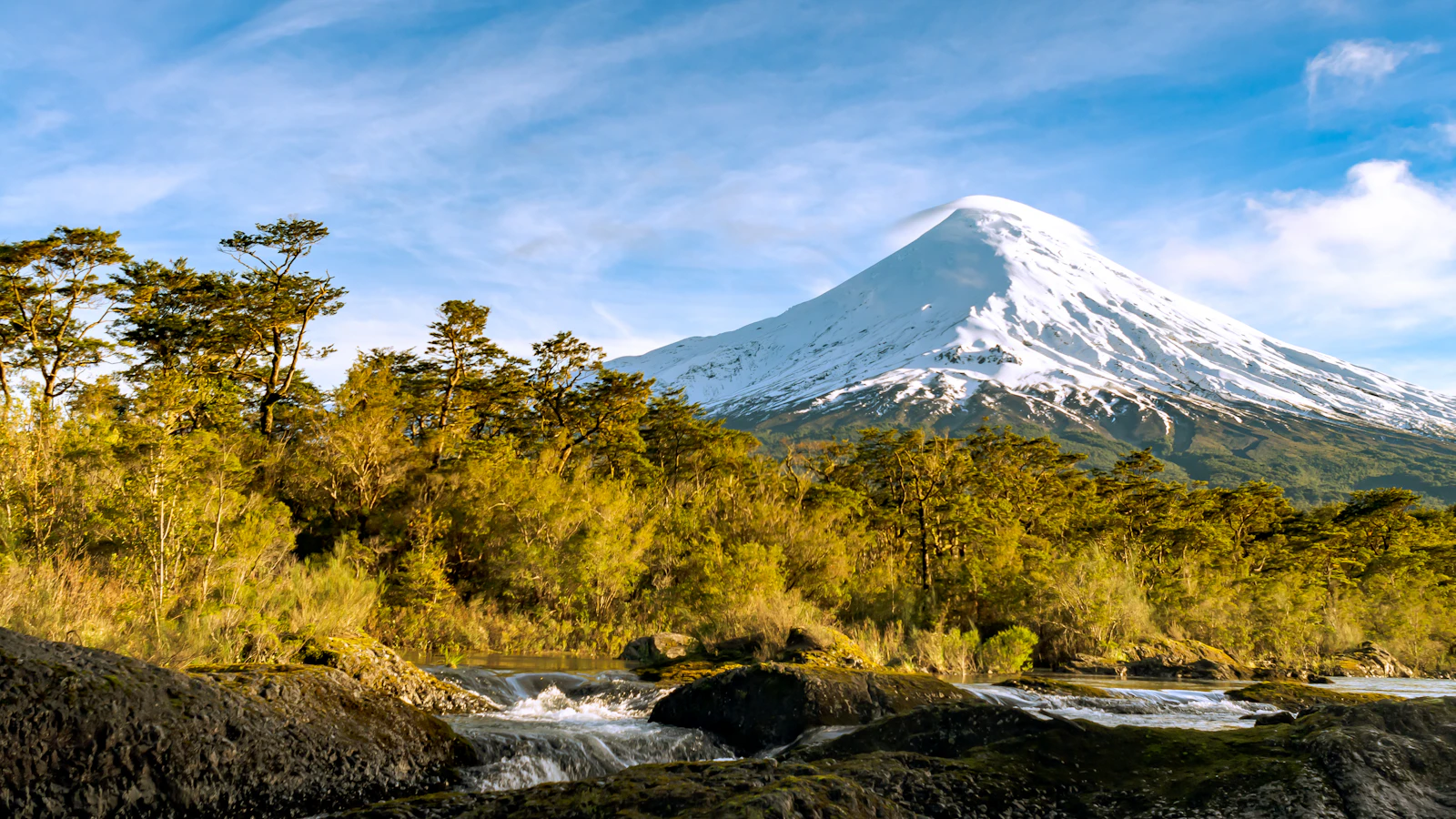 Volcán Osorno visto desde los Saltos del Petrohué, Región de los Lagos, Chile
