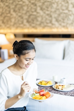 photography poses for dining,how to photograph breakfast; smiling woman ready to eat