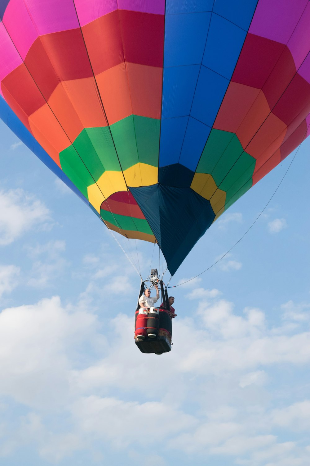 Montgolfière multicolore dans les airs pendant la journée