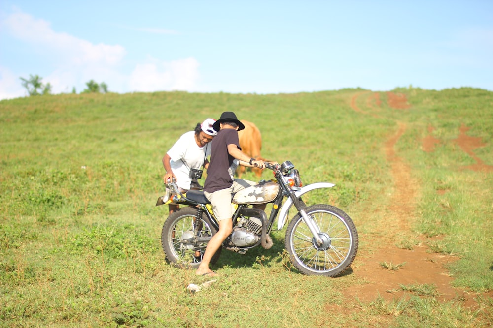 homme équitation sur moto sur la colline