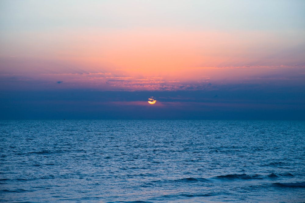 mer calme au coucher du soleil