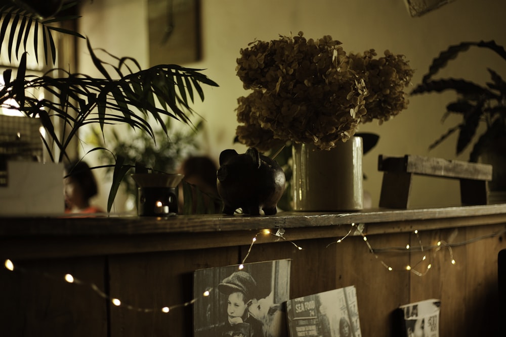 fleurs dans un vase sur table