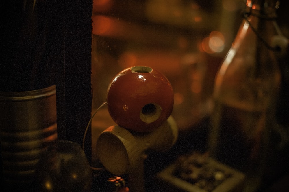 Jouet Kendama rouge et marron