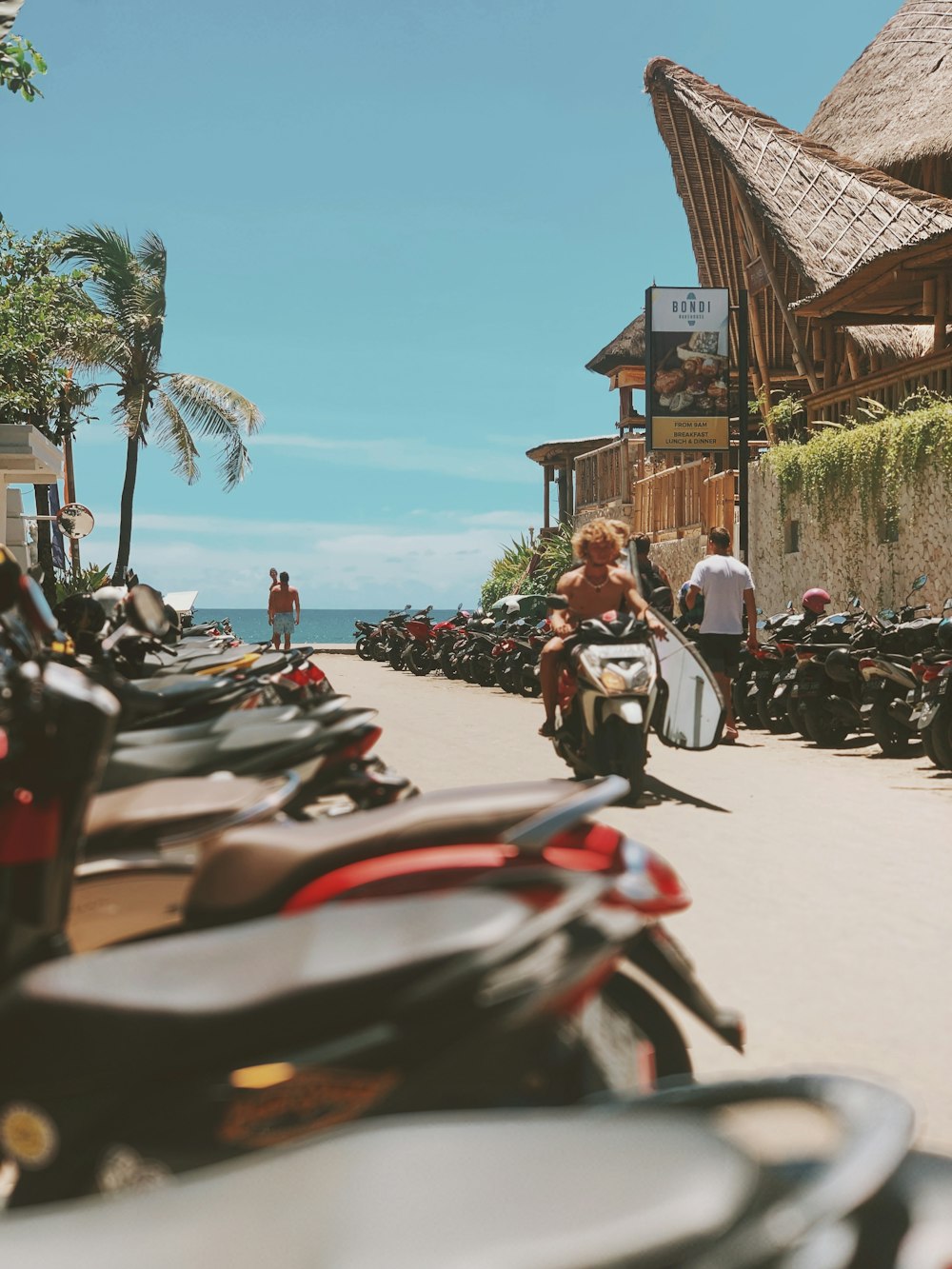 해변 근처에 주차된 오토바이
