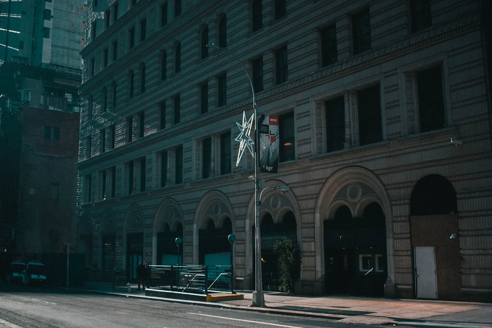 a street light on a city street next to a tall building