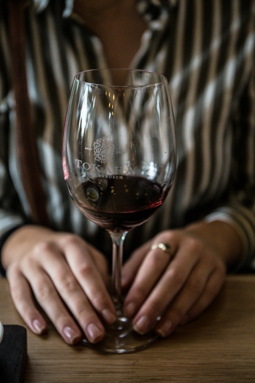 verre à vin avec liqueur