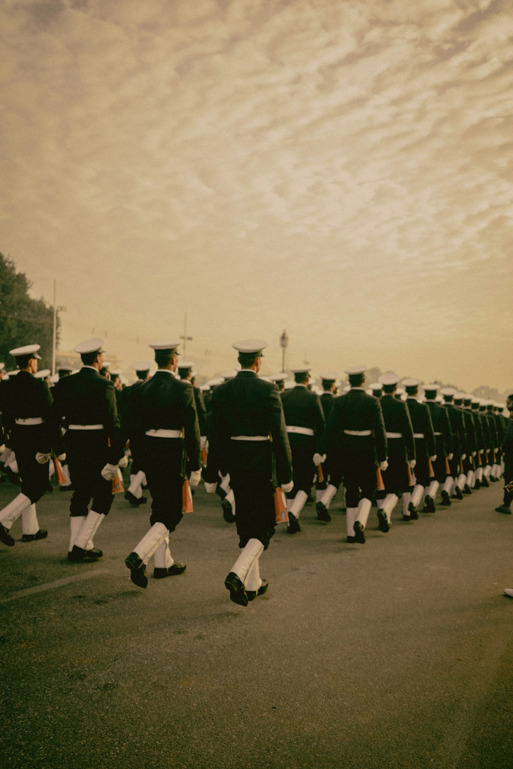 pessoas em uniforme de cadete andando na fila