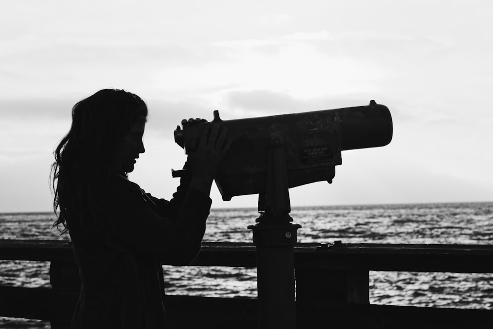 femme près de la visionneuse de la tour